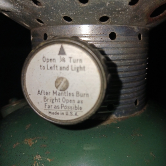 VINTAGE COLEMAN LANTERNS - Picture 7 of 7